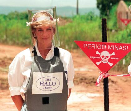 Enero de 1997. La princesa Diana de Gales durante su visita de cuatro días en Angola, en apoyo a la eliminación de las minas terrestres antipersonales.