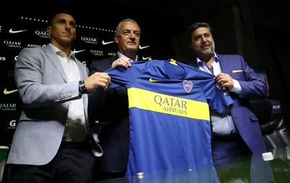 Enero de 2019: Gustavo Alfaro, junto con Nicolás Burdisso y Daniel Angelici, asumiendo como DT de Boca, tras dejar Huracán