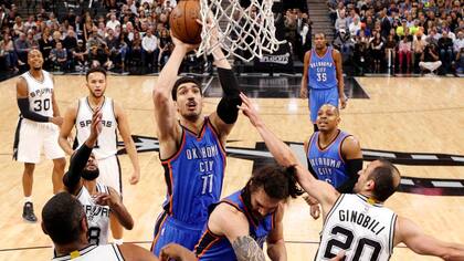 Enes Kanter en acción; el jugador hace dos años que no puede ver a su familia en Turquía