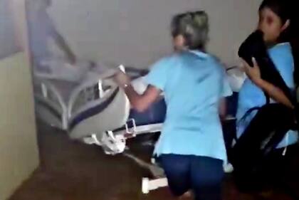 Enfermeras del hospital Penna evacúan a los pacientes en medio del agua
