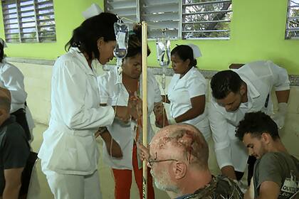 Enfermeros cubanos asisten a los heridos