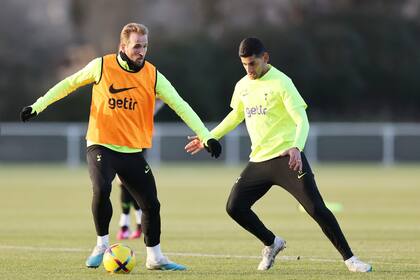 ENFIELD, ENGLAND - JANUARY 31: Harry Kane and Cristian Romero of Tottenham Hotspur during the Tottenham Hotspur training session at Tottenham Hotspur Training Centre on January 31, 2023 in Enfield, England. (Photo by Tottenham Hotspur FC/Tottenham Hotspur FC via Getty Images)