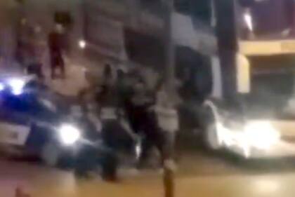 Enfrentamiento entre los hinchas de Banfield y la policía de Córdoba