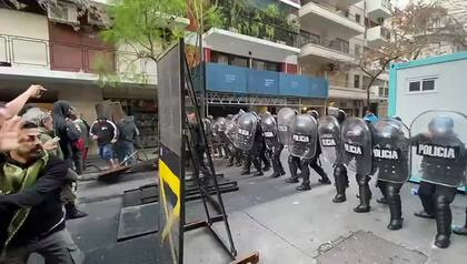 Enfrentamiento entre manifestantes y la policía de la ciudad
