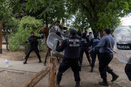 Enfrentamiento fuera de la comisaría de El Bolsón
