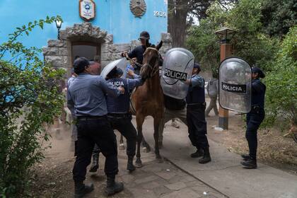 Enfrentamiento fuera de la comisaría de El Bolsón