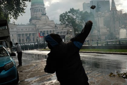 Enfrentamientos entre hinchas y fuerzas de seguridad durante la protesta de jubilados en el Congreso