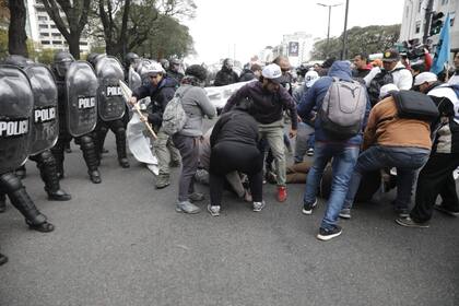 Enfrentamientos entre la policía y los manifestantes en la 9 de Julio