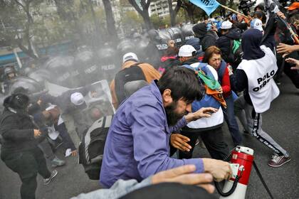 Enfrentamientos entre la policía y los manifestantes en la 9 de Julio