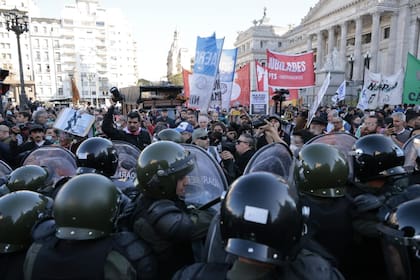 Enfrentamientos entre las fuerzas de seguridad y los manifestantes en una marcha de jubilados frente al Congreso