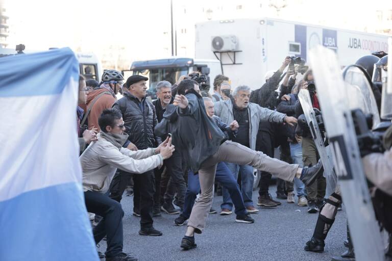 Incidentes en el Congreso: el Gobierno informó dos detenidos, nueve uniformados quemados con agua caliente y la ausencia de la Policía de la Ciudad