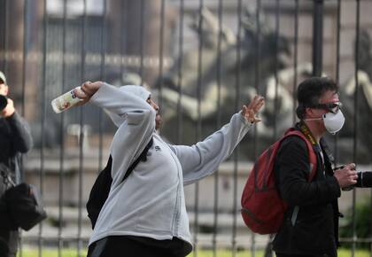 Enfrentamientos entre las fuerzas de seguridad y los manifestantes en los alrededores del Congreso