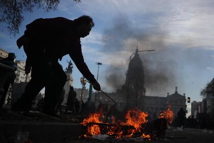 Enfrentamientos entre las fuerzas de seguridad y los manifestantes en los alrededores del Congreso