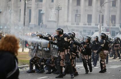 Enfrentamientos entre las fuerzas de seguridad y los manifestantes en los alrededores del Congreso