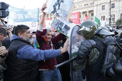 Enfrentamientos entre las fuerzas de seguridad y los manifestantes que participan de la marcha de jubilados frente al Congreso
