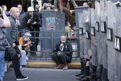 Enfrentamientos entre las fuerzas de seguridad y los manifestantes que participan de la marcha de jubilados frente al Congreso