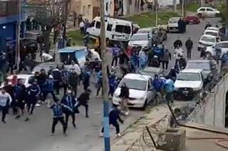 Tras la derrota ante Defensores, la barra de San Telmo tuvo un feroz choque con la Policía