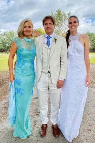 Enfundada en el mismo vestida, Cecilia posa con Rodrigo, uno de sus mellizos, y su flamante mujer, Ali Born, el día de su boda, en marzo de 2021.