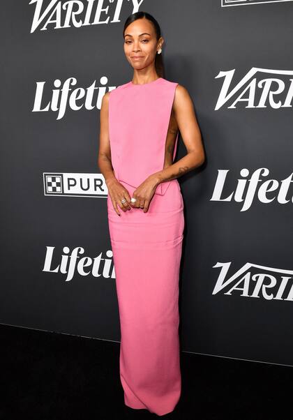 Enfundada en un insinuante vestido rosa chicle, Zoe Saldaña fue galardonada por su trabajo con Baby2Baby, una fundación que proporciona artículos de primera necesidad a niños