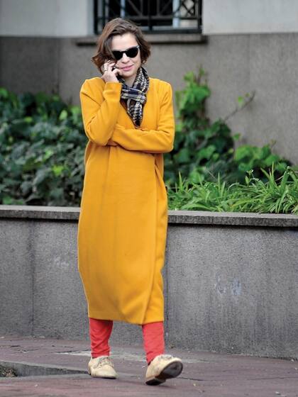 Enfundada en un tapado color mostaza, Fonzi controló bien de cerca todo el trabajo