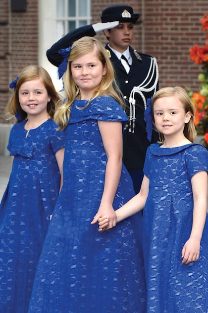 Enfundadas en unos diseños azul cobalto, creaciones de la casa belga Natan, las princesas Alexia, Amalia y Ariane desfilaron desde la  Nieuwe Kerk hacia el Palacio Real para la abdicación de su abuela, la Reina Beatriz.   