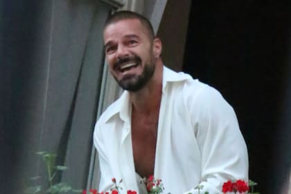 Enfundado en una camisa blanca, el artista se mostró muy feliz de reencontrarse con sus fans argentinos