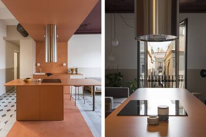 Engamado con el paquete de la cocina, el piso de microcemento unifica el área central y la contrasta con los motivos de los calcáreos.