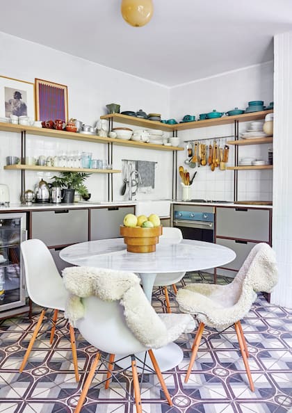 Engamado con los muebles y el revestimiento, los calcáreos hechos a pedido hacen del piso un foco de interés en una cocina sencilla.