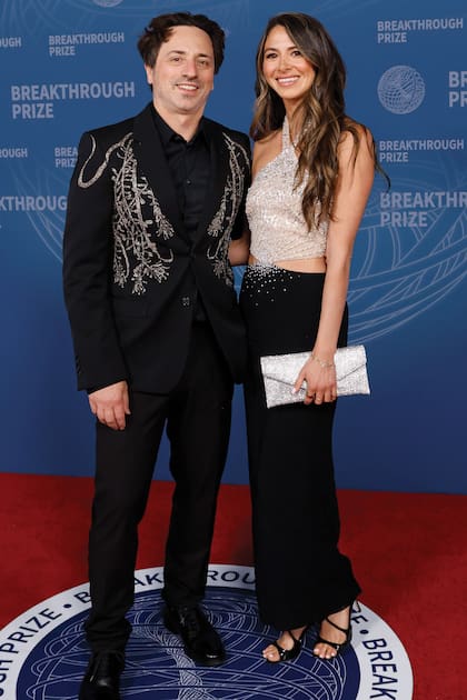 Engamados con un conjunto de brillos en tono plateado,
Serguéi Brin, fundador de Google, y su novia, la filósofa
y coach de salud Gerelyn Gilbert-Soto. En la última lista
publicada por Forbes, el empresario ocupa el puesto número
ocho del ranking mundial de magnates, con una fortuna
estimada en unos 122 mil millones de dólares.