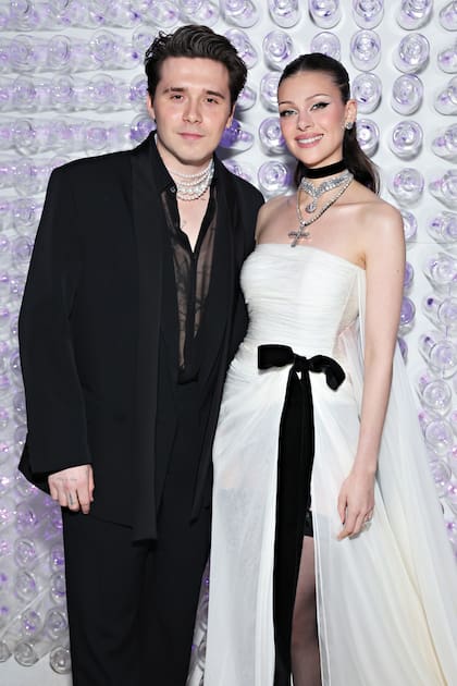 Engamados en blanco y negro, una de sus combinaciones favoritas, asistieron a
“Karl Lagerfeld: A Line Of Beauty”, el megaevento en el Metropolitan Museum
of Art de Nueva York, en mayo de 2023.