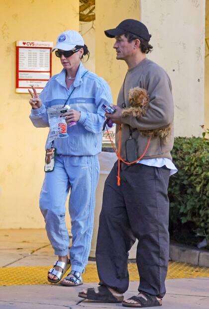 Engamados. Katy Perry y Orlando Bloom se encuentran de viaje con su hija Daisy y su perro. La pareja se mostró súper relajada mientras hacía algunas compras para la pequeña con atuendos deportivos y franciscanas a juego