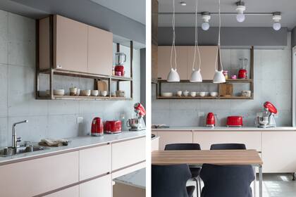 Engamados y de la misma línea, da gusto tener a la vista estos pequeños electrodomésticos (Smeg). Mesadas de Dekton 'Aura' (Canteras del Mundo).