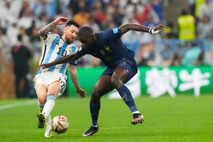 Engancha Messi ante la marca de Upamecano, en uno de los avances argentinos; el "10" volvió a ser un protagonista indiscutido en la final contra Francia en Qatar