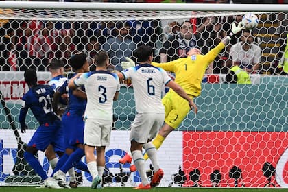 Inglaterra también sufrió, con este remate de Christian Pulisic al que no llegó Jordan Pickford y que dio en el travesaño.