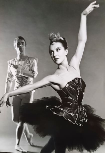 Irina Borowska como el Cisne Negro junto a su marido, el bailarín Karl Musil, en 1963