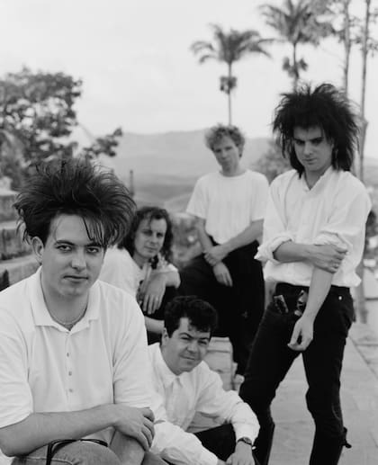 English rock group The Cure in Brazil during their 1987 tour, 30th March 1987. Left to right: singer Robert Smith, guitarist Porl Thompson, keyboard player Laurence 'Lol' Tolhurst, drummer Boris Williams and bassist Simon Gallup. (Photo by Michael Putland/Getty Images)