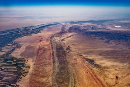 "Enjambre sísmico": se define como una sucesión de sismos pequeños o moderados que ocurren repetidamente en una misma área durante días o semanas sin un choque dominante