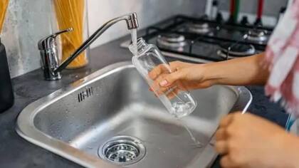 Enjuagar la botella una vez al día es suficiente para controlar el crecimiento de microorganismos, pero una vez a la semana hay que hacer un lavado a fondo (Archivo)