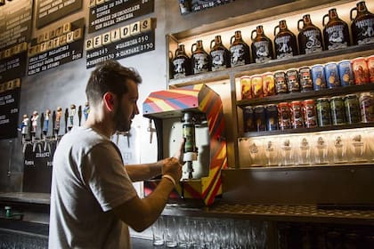 Enlatado de cerveza en vivo en El Galpón de Tacuara