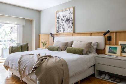 Enmarcada a tono, obra de Mica Kim. Manta (Diseño Dos Hermanas) y almohadones (URBANO Estudio).