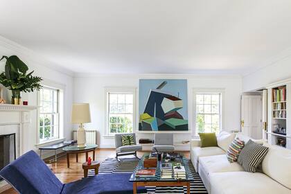 Enmarcada por las vistas al verde, la pintura abstracta forma parte de la serie “Tiempos de impaciente equilibrio”, que la artista espera exponer en unos meses.