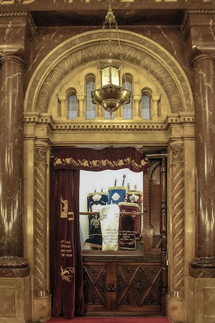 Enmarcado en una policromía de mármoles, el Arón Hakódesh es el lugar donde se guardan los rollos de la Torá o el Pentateuco