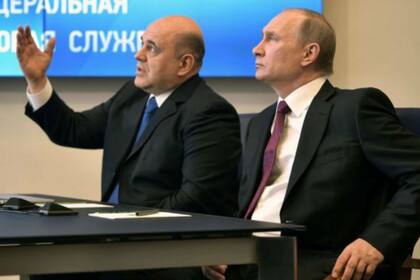 Mikhail Mishustin junto a Vladimir Putin