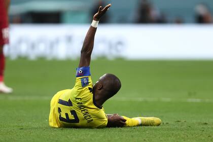 Enner Valencia de Ecuador cae lesionado en el partido entre Qatar y Ecuador