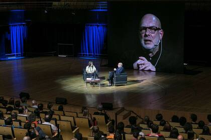 Eno habló de su relación con David Bowie. "Con él, la mayor parte del tiempo habíamos chistes", dijo