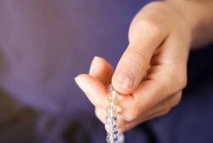 Repetir una palabra neutra calma a la amígdala, según el estudio "El efecto mantra".