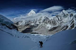 Enorme bloque de hielo inestable frena a escaladores del Everest en el campamento base
