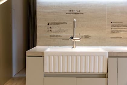 Enorme, resistente, practiquísima. La clásica bacha de cocina Country tiene ahora un frente reversible: el frente puede ser liso o con una textura tipo "vainilla".