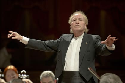 Enrique Arturo Diemecke dirige a la Orquesta Filarmónica de Buenos Aires