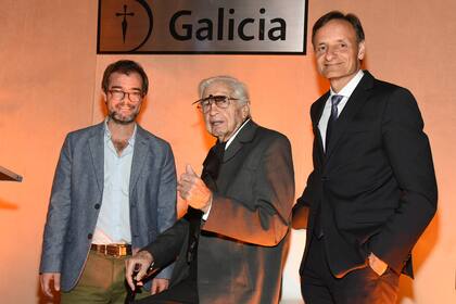 Enrique Avogadro, ministro de Cultura de Ciudad, el artista Julio Le Parc y Fabián Kon, CEO de Banco Galicia